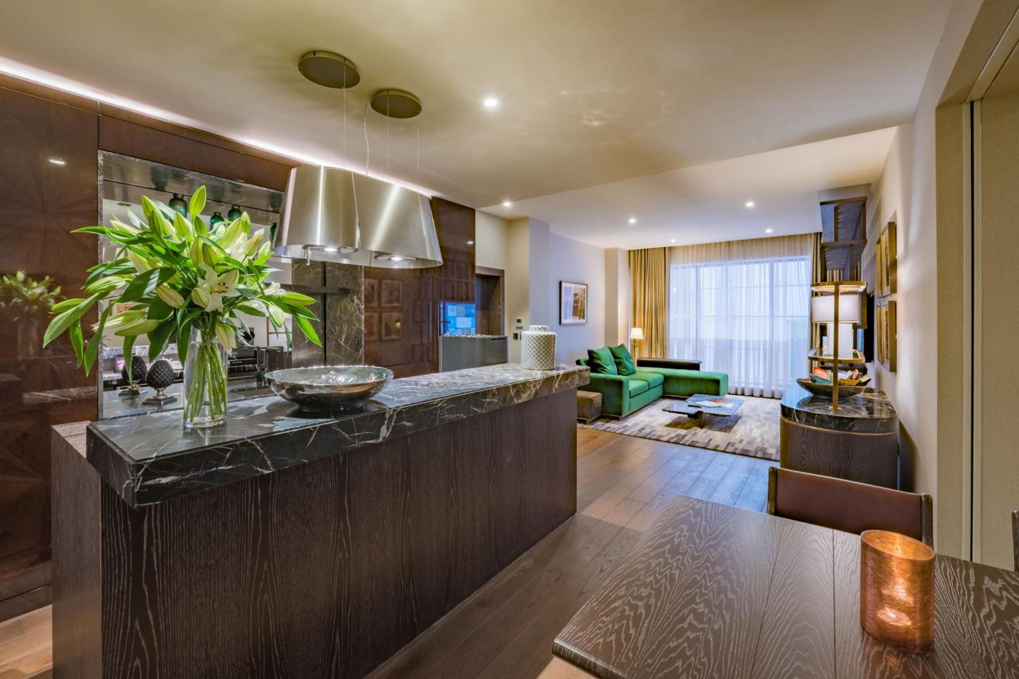 Stock Exchange Hotel, Manchester, Autograph Collection Exterior foto The kitchen and living room of a two-bedroom apartment