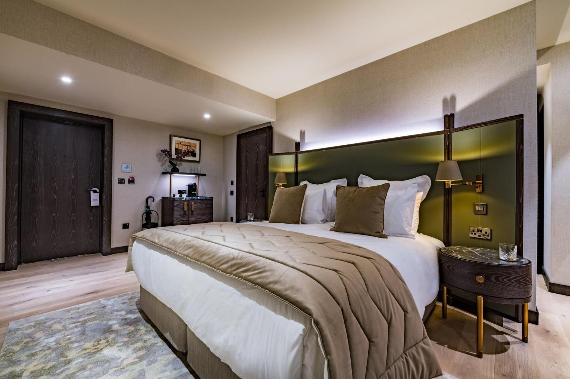 Stock Exchange Hotel, Manchester, Autograph Collection Exterior foto A bedroom at The Ivy Collection, St John's Wood
